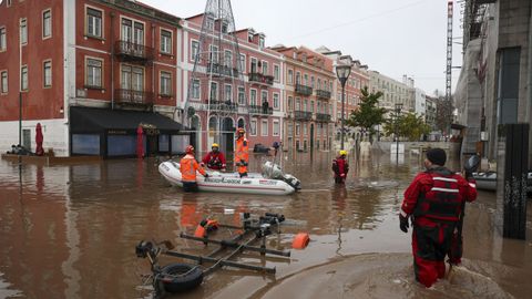 Los equipos de rescate recorren un barrio inundado de Lisboa.