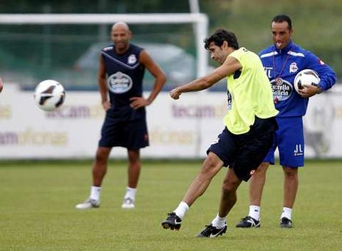 Valer�n y Manuel Pablo (en la imagen, en un entrenamiento en Abegondo) son los dos jugadores m�s veteranos del D�por.