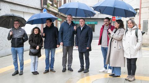 Alcalde de Ordes y concejales de gobierno, BNG y PSOE visitaron con el presidente de la Diputaci�n las obras de humanizaci�n de la r�a Mir�n