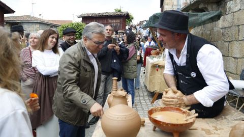 Raigame volveu ateigar de xente Vilanova dos Infantes.O presidente da Deputaci�n de Ourense, Luis Menor, durante a s�a visita a Raigame.