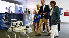 La consejera de Salud, Concepci�n Saavedra (d), observa un robot caniforme durante visita este s�bado la Feria Internacional de Muestras de Asturias que se celebra en Gij�n