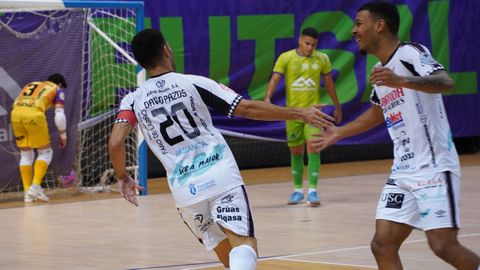 David Pazos y Macedo celebran uno de los tantos que consigui� el capit�n en Son Moix.