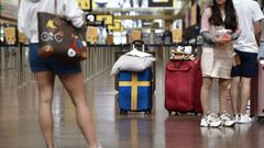 Pasajeros prepar�ndose para el check in en el aeropuerto de Arlanda en Estocolmo, para viajar a Grecia.