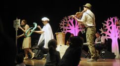 M�sica y teatro en un espect�culo de Mam� Cabra