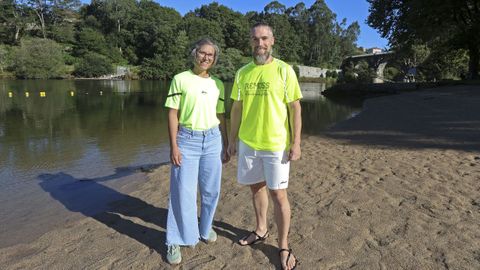 La mdica del 061 Patricia Snchez y el profesor de Enfermera Felipe Fernndez, en la playa fluvial del Lrez, en Pontevedra