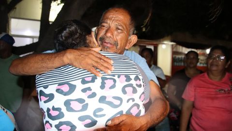 Uno de los pescadores rescatados en M�xico se abraza a un familiar tras pasar cinco d�as en altamar