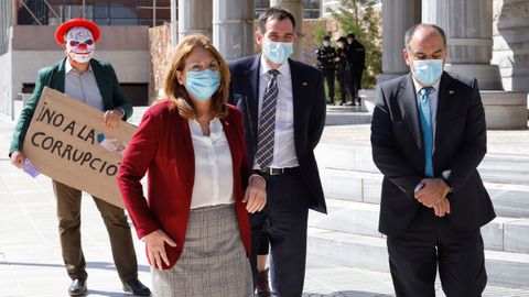 Los tres diputados expulsados de Vox Mabel Campuzano, Juan Jos� Liarte y Francisco Carrera, a su salida del debate sobre la moci�n de censura en Murcia