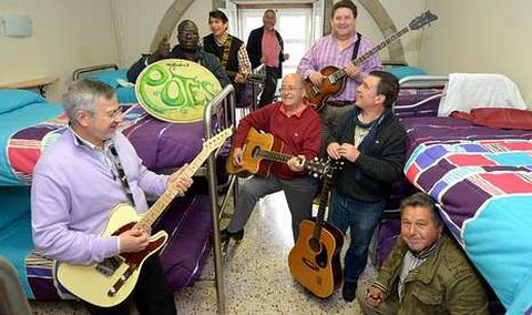 El grupo Los Potes visit� el Hogar San Francisco y toc� para algunos de sus usuarios.