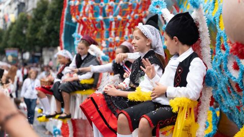 Las calles del centro de Oviedo acogen este jueves el tradicional desfile del día de América en Asturias, en su 72 edición