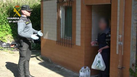 La Guardia Civil lleva alimentos a un anciano de 80 a�os hasta su casa