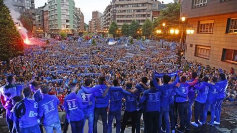 Celebraci�n del ascenso en la Plaza Am�rica