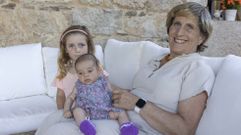 Charo Ra, con sus nietas Carolina y Julieta, en su casa de Boqueixn.