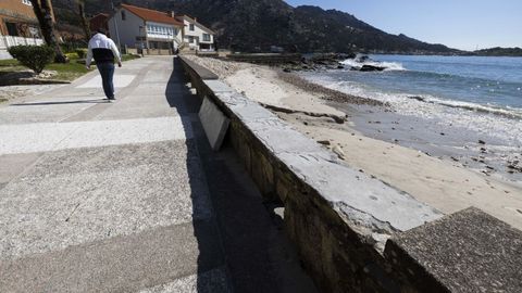 El paseo de la playa de O �zaro, en la foto ayer, presenta varios desperfectos.