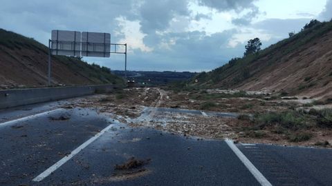 La A-27 cortada a la altura de Valls (Tarragona) tras un desprendimiento de tierra