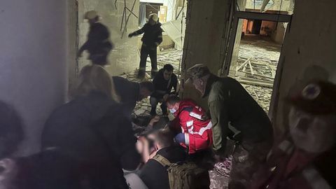 Labores de emergencia tras el ataque de un centro de salud en Kiev