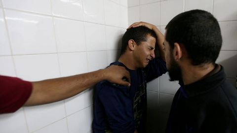 Un familiar de un palestino asesinado en la frontera de Gaza recibe la noticia en el hospital