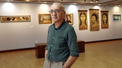 Eduardo Hermo frente a sus obras en la exposici�n Retrospectiva en el Centro Lustres Rivas de Ribeira