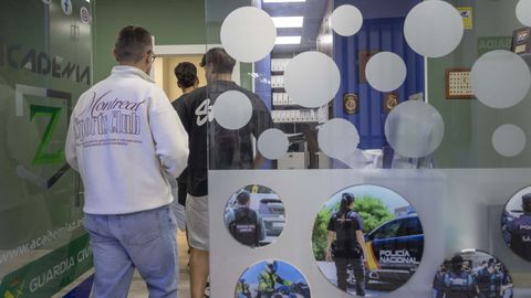 Estudiantes entran en un aula de la compostelana Academia Z, donde se preparan oposiciones a los cuerpos de seguridad.
