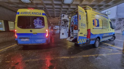 Imagen de varias ambulancias en la�entrada�del Servizo de Urxencias�del Hospital Cl�nico de Santiago