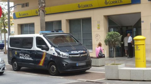 Largas colas en Melilla para el voto por correo