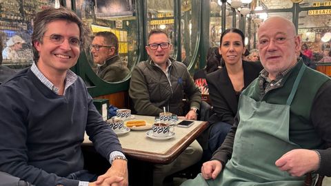 Borja Verea con Agust&iacute;n Ares, en primer t&eacute;rmino, acompa&ntilde;ados de los concejales Jos&eacute; Ram&oacute;n de la Fuente y Olaya Otero, en el Paradiso.