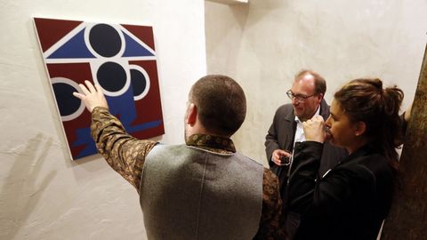 Mejuto, comentando ayer una de sus pinturas