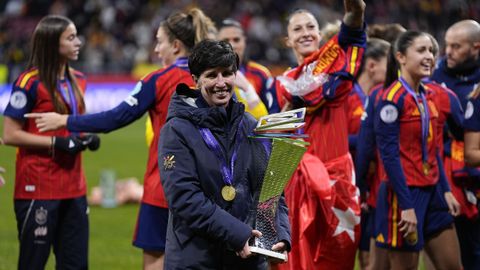 Sonia Bermdez, con el trofeo de la Liga de Naciones