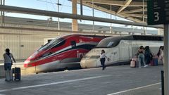 Un tren Frecciarossa de Iryo estacionado al lado de un AVE de Renfe, en una imagen de archivo.