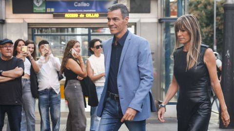 El presidente del Gobierno, Pedro Sánchez, y su mujer, Begoña Gómez, a su llegada al estreno la película El cautivo, de Alejandro Amenábar.