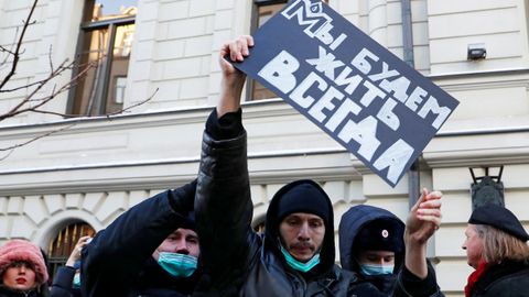 La policia detiene a un activista que porta un cartel con el lema �Nosotros somos Memorial�, tras conocerse el fallo del Supremo contra la organizaci�n de derechos humanos.