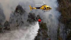 SIERRA SOLLERA PRAH�A-CANDAMO, 09/05/2019.- Los Bomberos del Servicio de Emergencias del Principado de Asturias (SEPA) han logrado estabilizar a lo largo de la noche el incendio declarado ayer en la Sierra de Sollera, en los concejos de Grado, Candamo y Salas, donde permanecen activos varios focos dentro un per�metro controlado.