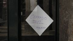 21 de abril, d�a 38 de confinamiento. El drama econ�mico se evidencia en Galicia. �Lo peor no es el paro, es no poder salir a buscar empleo ni saber hasta cu�ndo�, reconocen algunos afectados. La imagen es de uno de los muchos locales cerrados de Santiago.