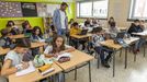 Alumnos del colegio Fogar, de Carballo, en el primer día de clase de este curso