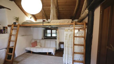 En una de las habitaciones de las artistas hicieron un altillo. Cuenta Julia que los muebles los construyen con la ayuda de un carpintero y de un herrero de la zona.