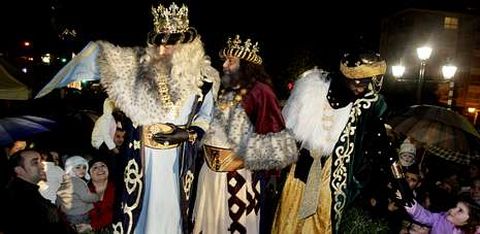 Melchor, Gaspar y Baltasar saludaron durante cerca de dos horas a todos los ni�os que se acercaron a Ravella.