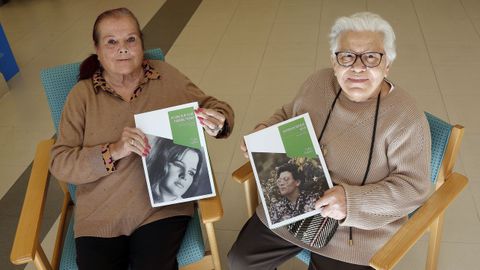 Elena Fernndez y Rosala Silva sostienen los ejemplares en los que narran sus vidas.