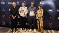 Cubi, a la izquierda, junto al campe�n, Alexander Stricher, recibe su premio de representantes de la FIA en Taskent.