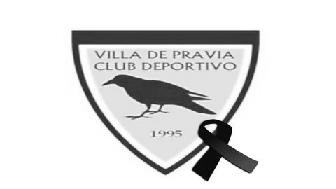 Escudo del club Villa de Pravia junto a un lazo negro por la muerte de un jugador de su equipo infantil