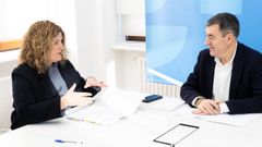 La alcaldesa de Nar�n, Mari�n Ferreiro, reunida con el conselleiro de Educaci�n, Rom�n Rodr�guez, este martes en Santiago.
