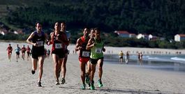 El grupo de seis atletas que acabar�a disputando el t�tulo de la carrera m�s apasionante y competida de las 23 ediciones. Fotos. 