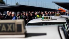 Vista del exterior de la T4 del aeropuerto de Madrid-Barajas Adolfo Surez, donde los taxistas de Madrid han acudido a votar si seguan o no con la huelga 