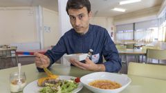 El cocinero �scar Fern�ndez, durante su etapa en el�CEIP Xacinto Amigo Lera, en Portomouro (Val do Dubra)