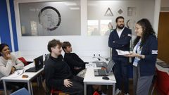 Jhoana Cervi�o ense�a a los alumnos de la autoescuela Alonso junto a Luis Novoa.