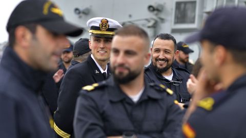 Marineros a punto de partir, sobre la cubierta de la F-101.