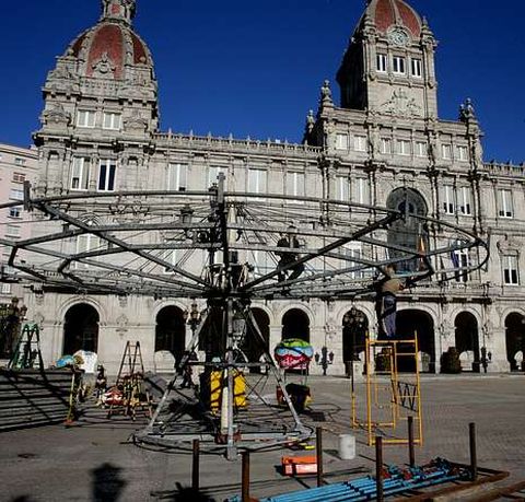 Montaje del Pueblo de Navidad en la plaza de Mar�a Pita.