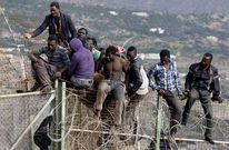 Inmigrantes encaramados en la valla de Melilla en la zona de Aguad, el pasado da 3.