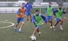 Pablo Gonz�lez (con chaleco naranja) encara su cuarta temporada en el Pontevedra. 