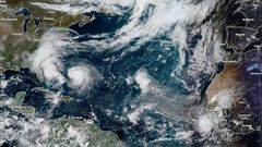 En la imagen satelital se puede observar a los huracanes Imalda frente a Florida y a Humberto movindose ya en direccin nordeste