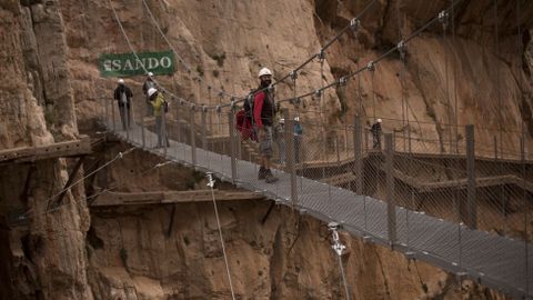 La pasarela es estrecha en muchos puntos. 