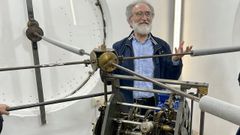 El relojero Francisco Armenteros repara el reloj del Concello de Ferrol